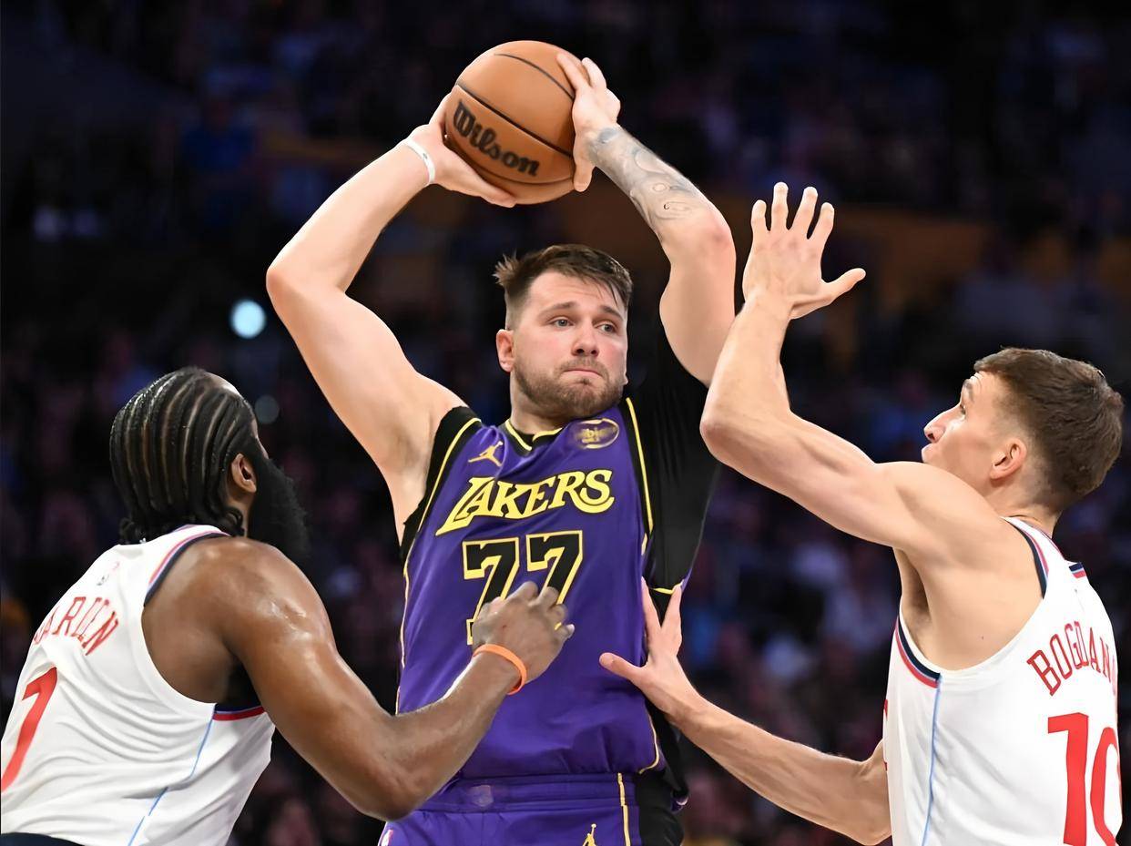 关于东契奇在加拿大队比赛中突破纪录,势不可挡引发热议!的信息 关于东契奇在加拿大队比赛中突破纪录,势不可挡引发热议!的信息